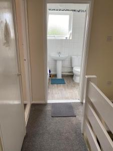 bagno con servizi igienici, lavandino e finestra di Field Avenu a Kent