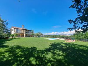 duży dziedziniec z domem i basenem w obiekcie Apartments Villa Sotlar with pool w mieście Umag