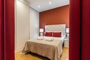 a bedroom with a bed with two towels on it at BNBHolder Apartamentos en Sol Superior 2 in Madrid