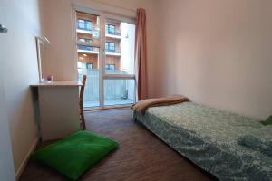 1 dormitorio con cama y ventana grande en Stockholm Lovely, Amazing, Modern Apartment +Balcony +Patio en Estocolmo