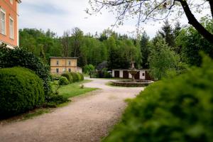 una entrada que conduce a una casa con una fuente en Pension Zámek Rudník en Rudník