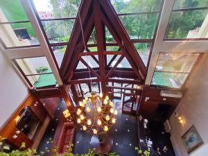 格拉玛多Suíte 453 Wish Serrano Resort Gramado的吊灯的建筑的顶部景色