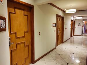 格拉玛多Suíte 453 Wish Serrano Resort Gramado的走廊上设有木门和走廊 更多5张照片