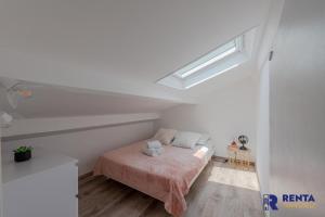 1 dormitorio con 1 cama en una habitación blanca en L'Etang WIFI Near the sea en Leucate