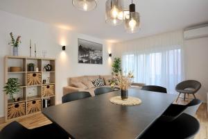 sala de estar con mesa negra y sillas en Holiday Home TiA, en Split