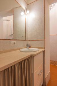 een badkamer met een wastafel en een spiegel bij La Siesta in Poggibonsi
