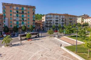 una strada vuota in una città con un autobus di La Siesta a Poggibonsi