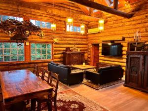 a living room with a table and chairs in a log cabin at Villa Lilja in Muurame