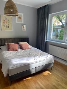 Ένα ή περισσότερα κρεβάτια σε δωμάτιο στο Bajeczne Orłowo