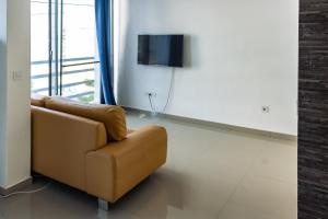 a living room with a couch and a tv at Apartamento Novo, Brand New Apartament T1, Cidadela, Praia, Cabo Verde in Praia