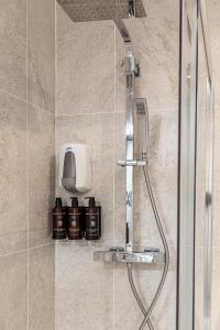 a shower in a bathroom with a shower at BNBHolder Apartamentos en Sol Confort 8 in Madrid