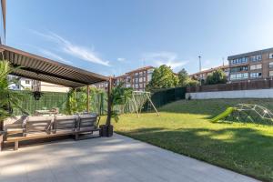 Κήπος έξω από το AkomodaT en Precioso y Moderno con Jardín y Parking