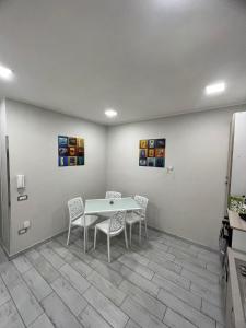 una sala da pranzo con un tavolo e due sedie di B&B Casa Vacanze Nonna Clara a Napoli
