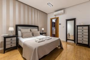 a bedroom with a bed with two towels on it at BNBHolder Apartamentos en Sol Deluxe 2 in Madrid