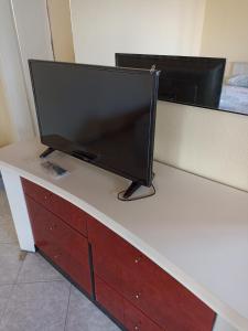 una TV a schermo piatto seduta sopra una scrivania di private house a Sozopoli