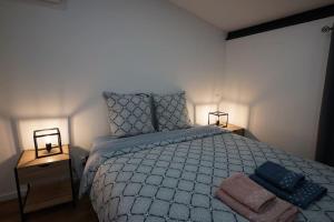 - une chambre avec un grand lit et 2 tables de chevet dans l'établissement F2 Type LOFT à Ajaccio, à Ajaccio