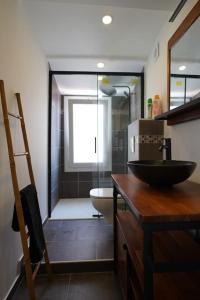 La salle de bains est pourvue d'un lavabo, d'une douche et de toilettes. dans l'établissement F2 Type LOFT à Ajaccio, à Ajaccio