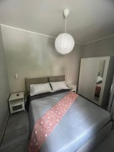 una piccola camera con un letto con una coperta rosa di B&B Casa Vacanze Nonna Clara a Napoli