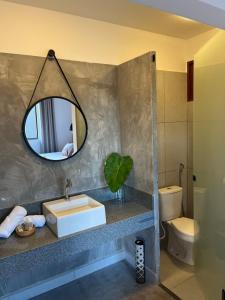 La salle de bains est pourvue d'un lavabo et d'un miroir. dans l'établissement QUATTUOR Cabanas, à São Miguel do Gostoso