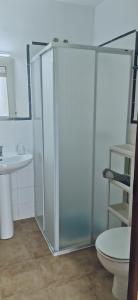 y baño con ducha, aseo y lavamanos. en Apartamento zona Parque Comercial, en Mojácar