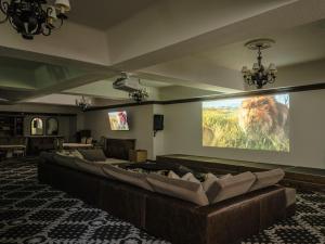TV a/nebo společenská místnost v ubytování Enzian Inn