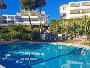 a large swimming pool in front of a building at Rancho B 5 in Mijas Costa