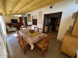 Apartamento en Nanin-Sanxenxo في سانكسينكسو: طاولة طعام وكراسي في غرفة المعيشة