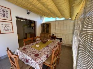 a dining room with a table and chairs and a kitchen at Apartamento en Nanin-Sanxenxo in Sanxenxo