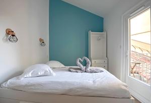 ein Schlafzimmer mit einem Bett mit zwei Schwänen darauf in der Unterkunft L'Oasis de la Comédie, 4 Personnes, Parking Privé, Climatisation et Wifi in Montpellier