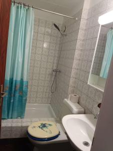 W łazience znajduje się prysznic, toaleta i umywalka. w obiekcie City Home Zurich w Zurychu