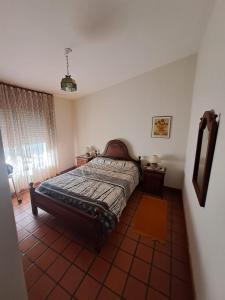 un dormitorio con una cama en una habitación en Las lavandas del colibrí, en Alpa Corral
