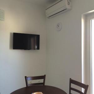 TV a/nebo společenská místnost v ubytování Apartments Pisac