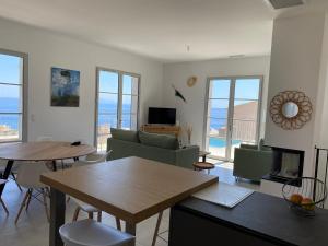 a living room with a couch and a table at CHAPEAU LES ARTISTES in Brando