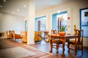 - un salon avec une table et des chaises dans l'établissement CBA Suites Madeira, à Funchal