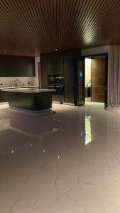 une cuisine avec un sol en marbre blanc et une grande cuisine dans l'établissement Madla.Villa, à Stavanger