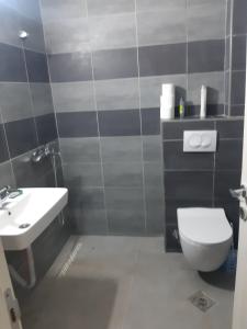 Koupelna v ubytování Dinos Apartments