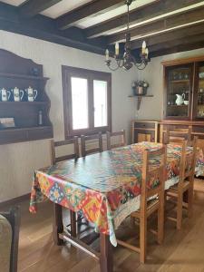 una sala da pranzo con tavolo e tovaglia; di Maison familiale a Saint-Pierre-dels-Forcats