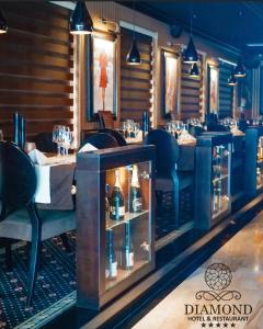 een restaurant met een bar met flessen wijn bij Diamond Hotel & Restaurant in Ulcinj