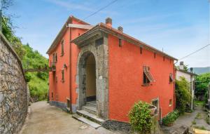 un edificio rosso con un arco in una strada di Amazing Apartment In Codivara With Wifi a Maissana