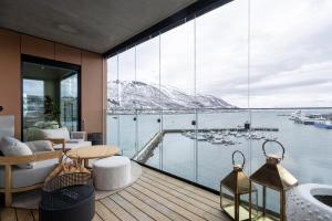 Habitación grande con vistas al agua en Vindlys Luxury Penthouse Apartment, en Tromsø