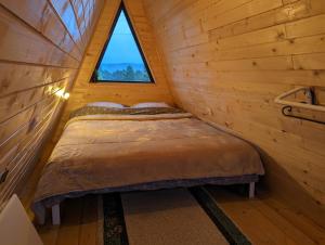 Letto o letti in una camera di AA Pine vikendica za izdavanje u srcu Zapadne Srbije
