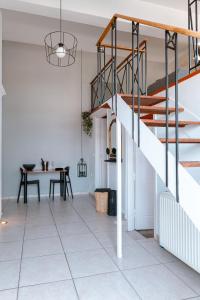 salon ze stołem i schodami w obiekcie A & D Houses No2 w mieście Patras +15 zdjęć
