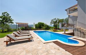 Bazén v ubytování Four-Bedroom Holiday Home In Blato Na Cetini nebo v jeho okolí