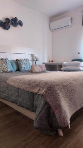 una camera da letto con un grande letto con cuscini sopra di Casa da Avó Bé a Portalegre
