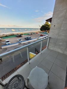 uma varanda com vista para a praia e para o oceano em Pousada Tartaruga em Maragogi