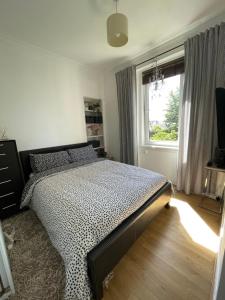 Postel nebo postele na pokoji v ubytování Relax,reflect and unwind one bedroom flat