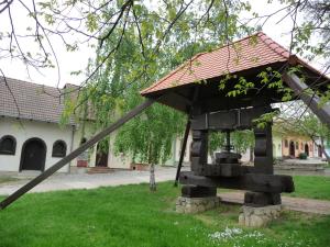 une statue dans l'herbe avec un toit dans l'établissement Penzion a Restaurace Na Záložně, à Kobylí