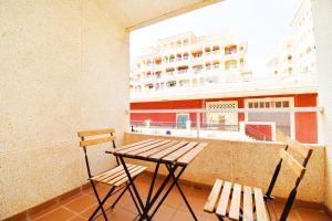 einen Tisch und Stühle auf einem Balkon mit einem Kreuzfahrtschiff in der Unterkunft Expoholidays - Galeon 46 Puerto Deportivo Almerimar in Almerimar