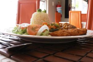 een bord met rijst en groenten op een tafel bij Muofhe Graceland Lodge in Thohoyandou