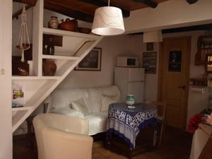 sala de estar con sofá blanco y mesa en La Casa Chica de Luis en Fuenteheridos